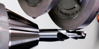 Round tool grinding with a superabrasive wheel
