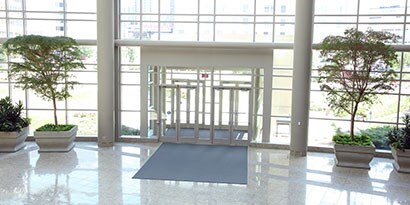 commercial building entrance cleaned with 3M commercial cleaning products with 3M floor matting for anti-slip prevention and floor safety
