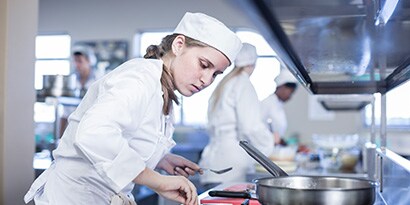 Explore 3M cleaning solutions to improve restaurant operations