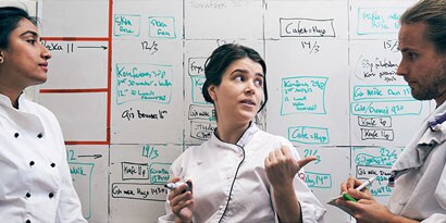 restaurant employees scheduling shifts
