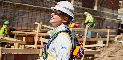 Fall protection trainer on construction worksite
