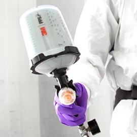 Picture showing a person holding the 3M™ Performance Spray Gun